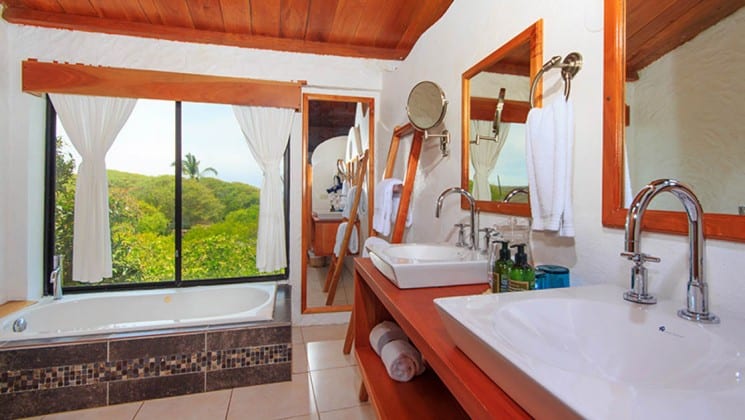 Suite Bathroom at Galapagos Habitat. Photo by: Diego Toapanta Garcia