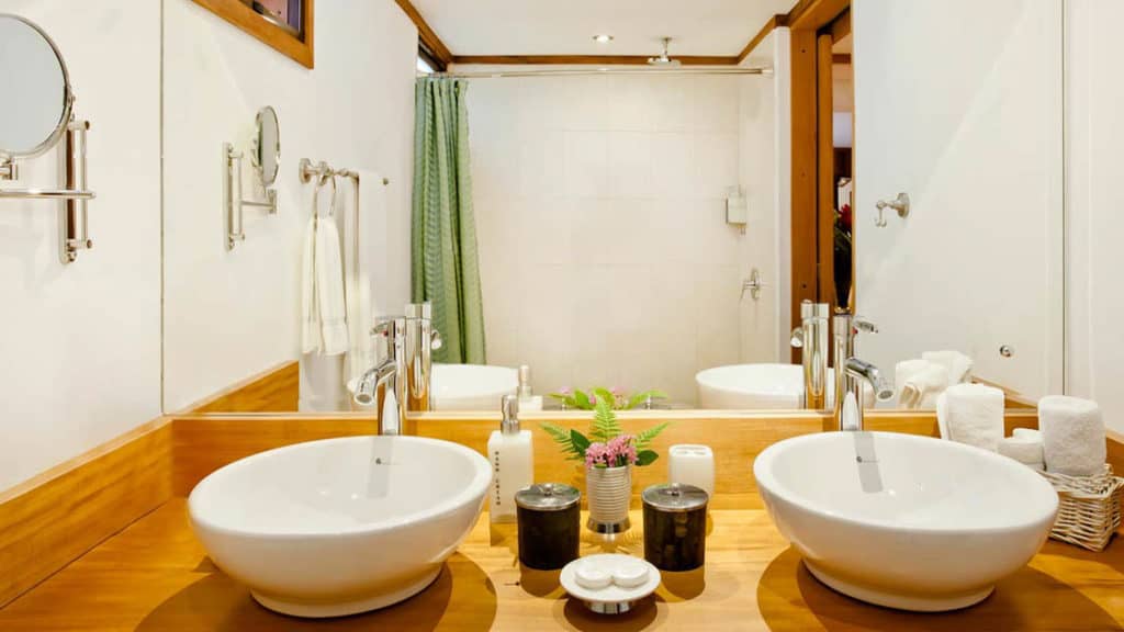 Ground Floor Garden Superior Room Bathroom at Monteverde Lodge  