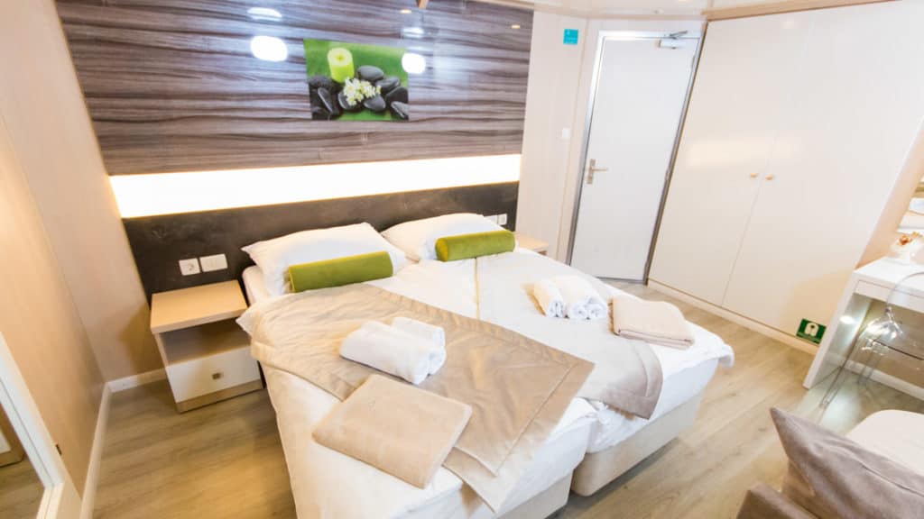 Lower Deck cabin with double accommodation aboard Infinity
