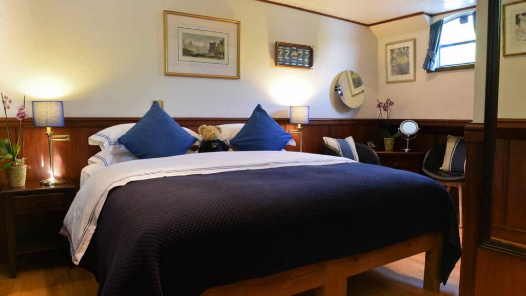 Suite with double bed aboard Magna Carta